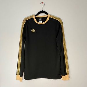 Umbro black/gold athletic t-shirt Medium